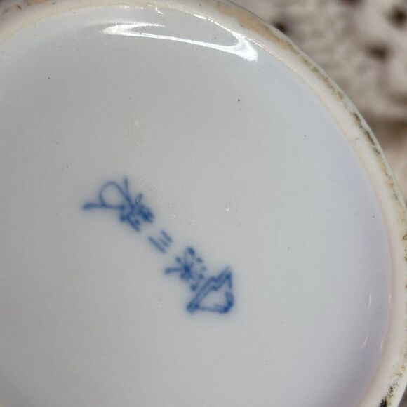 Japanese Arita Ware Fukagawa Seiji Blue White Porcelain Vase w/ Gold Trim Marked - Picture 6 of 7